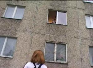 Со свекрухой невестка делает уборку дома а потом вдвоём занимаются сексом